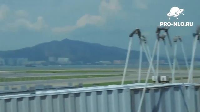 НЛО над аэропортом в Гонг Конге UFO in Hong Kong смотреть онлайн