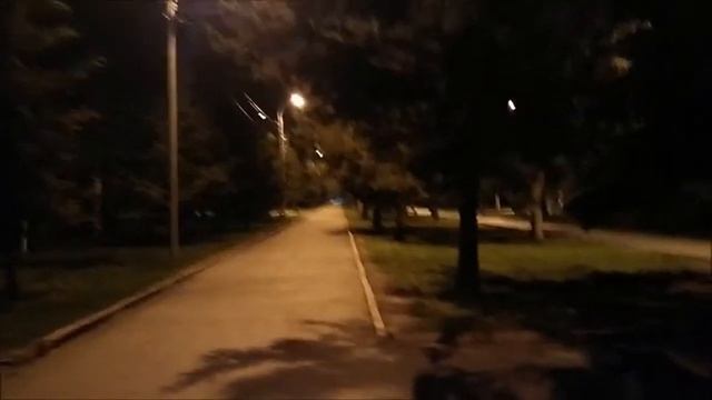 Сквер Славы центральная аллея ночью. смотреть онлайн