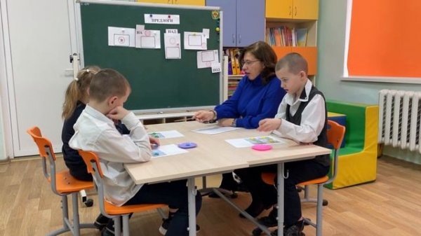 Логопедическое занятие в 1 классе "Предлоги у, в, на, над, под."