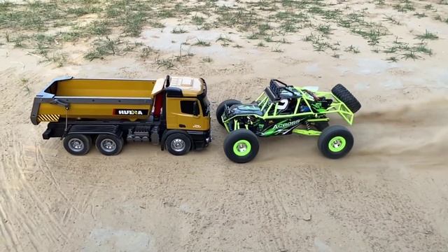 Wltoys 12427 vs Huina 1573 RC Dump Truck | Remote Control Car | RC Cars смотреть онлайн