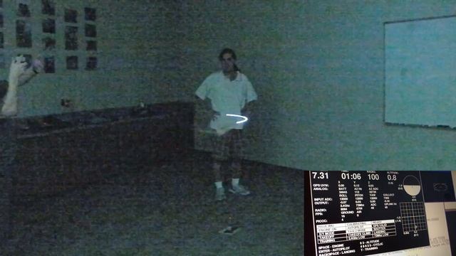Marcy 1 flies herself in a large room смотреть онлайн