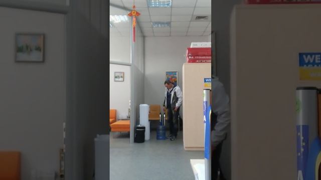 Жесть! Сусличек меняет воду! смотреть онлайн