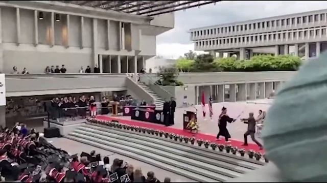 В Канаде выпускник принес на вручение дипломов световые мечи и сразился с директором смотреть онлайн