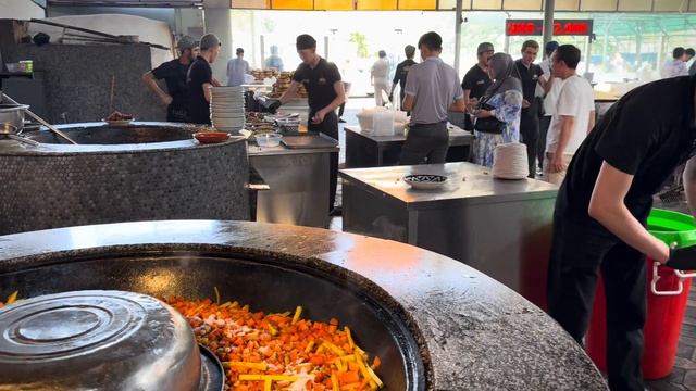 НАШУМЕВШАЯ ПОЕЗДКА В ТАШКЕНТ BESH KOZON, ДЕНЬ ВТОРОЙ, 10 ТОНН ПЛОВА КАЖДЫЙ ДЕНЬ, ЛАУРА смотреть онлайн