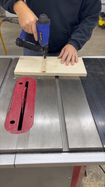 Quick Easy Crosscut Sled for Creating Tenons #tablesaw #woodworkingjig #woodworkingtool #woodworkin смотреть онлайн