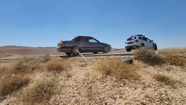 Dacia Duster rescues/recovers Toyota corolla. смотреть онлайн