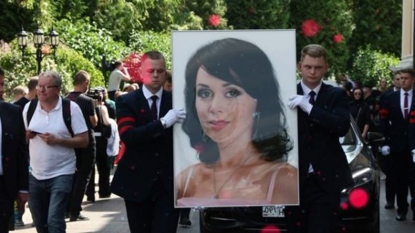 Татьяна Тарасова в инвалидном кресле на похоронах Заворотнюк