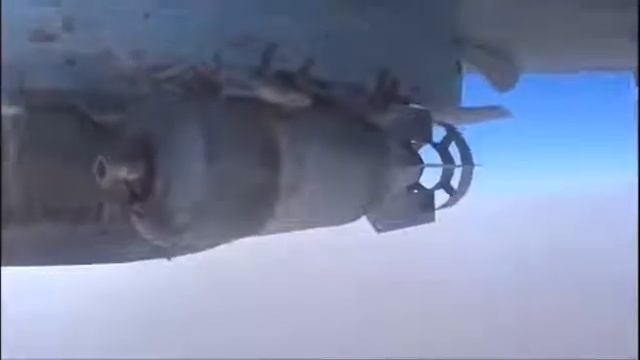 Авиаудар штурмовиков Су 25 по укрепленному пункту боевиков в провинции ХАМА смотреть онлайн