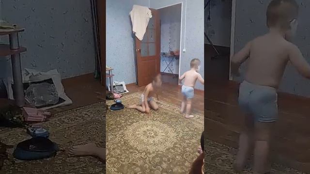 Дерзкие пацаны, танцуют В Чём Сила БРат!))Тимати поёт.