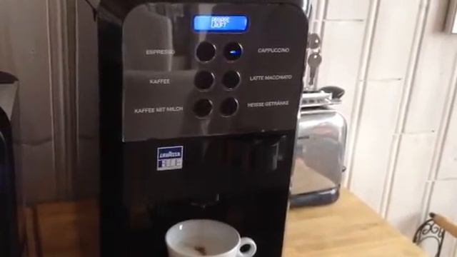 Nespresso CS 100 v.s. Lavazza LB 2500 plus смотреть онлайн