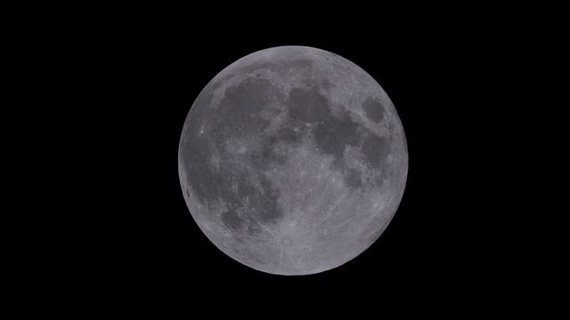 2022年11月8日、皆既月食終了後の満月（月齢13.7）