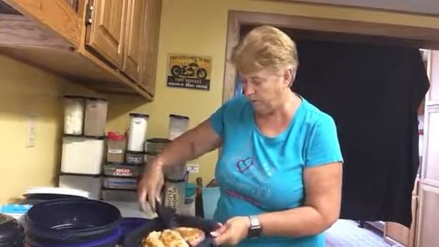 Grilled Chicken in Tupperware Micropro Grill with Carol Roush смотреть онлайн