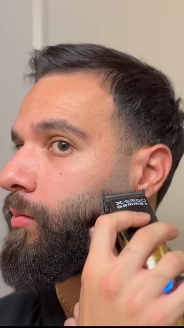 Beard Fade part 2 🧔🏻🔥 what do you guys think about this beard style!? ⬇️ #barber #beardseason смотреть онлайн