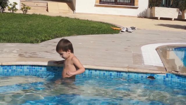 Смелый мальчик Тёмочка купается смотреть онлайн