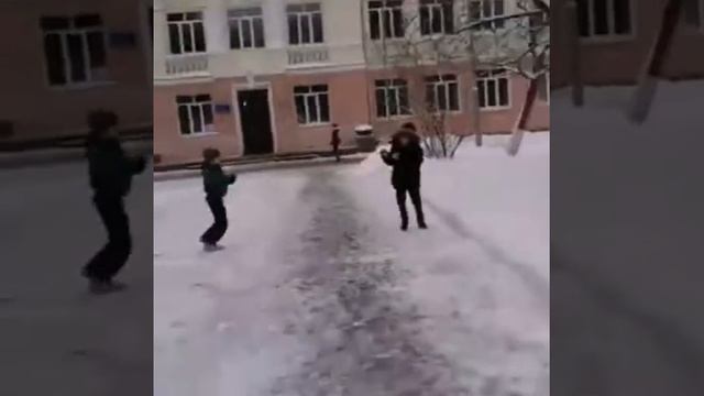 Битва снежками Часть 2 смотреть онлайн