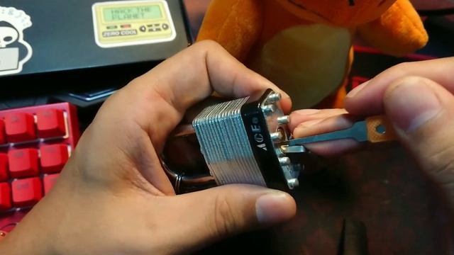 This locks claims to be pick resistant 🙄 Watch to see if its true (Ace hardware 40mm steel padlock) смотреть онлайн