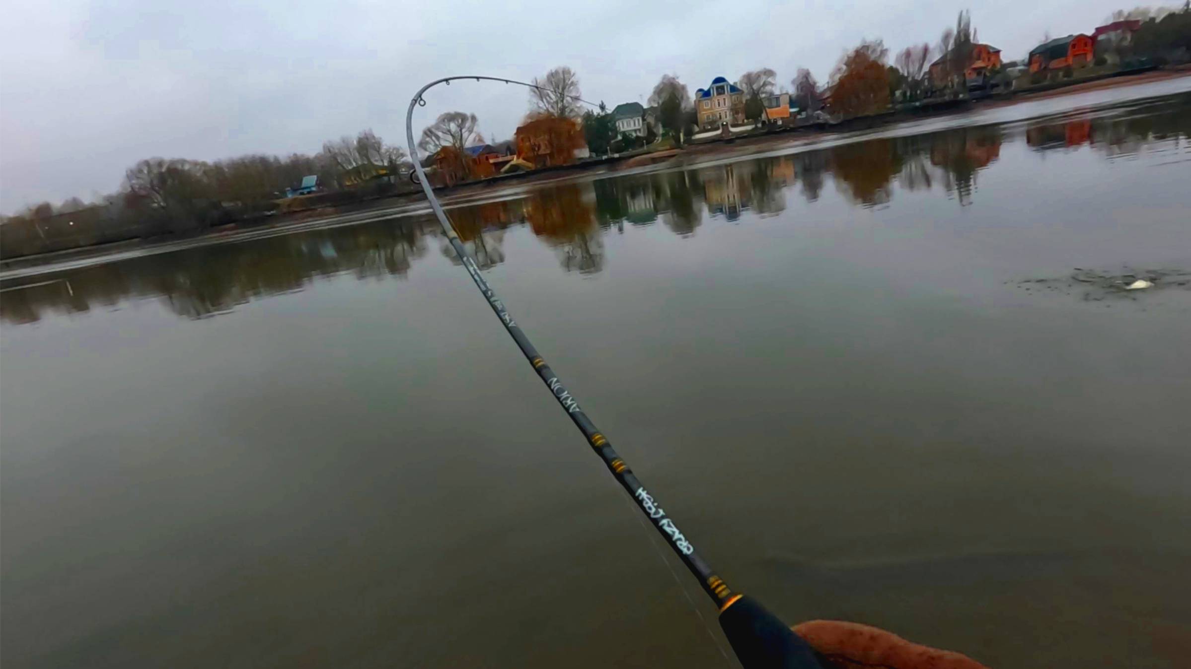 РЫБАЛКА на УЛЬТРАЛАЙТ в ХОЛОДНОЙ ВОДЕ! Ловля ХИЩНИКА на Москва-реке! смотреть онлайн