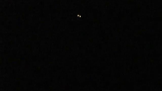 Как вы думаете, что это? (НЛО или самолет?) UFO Or Plane?