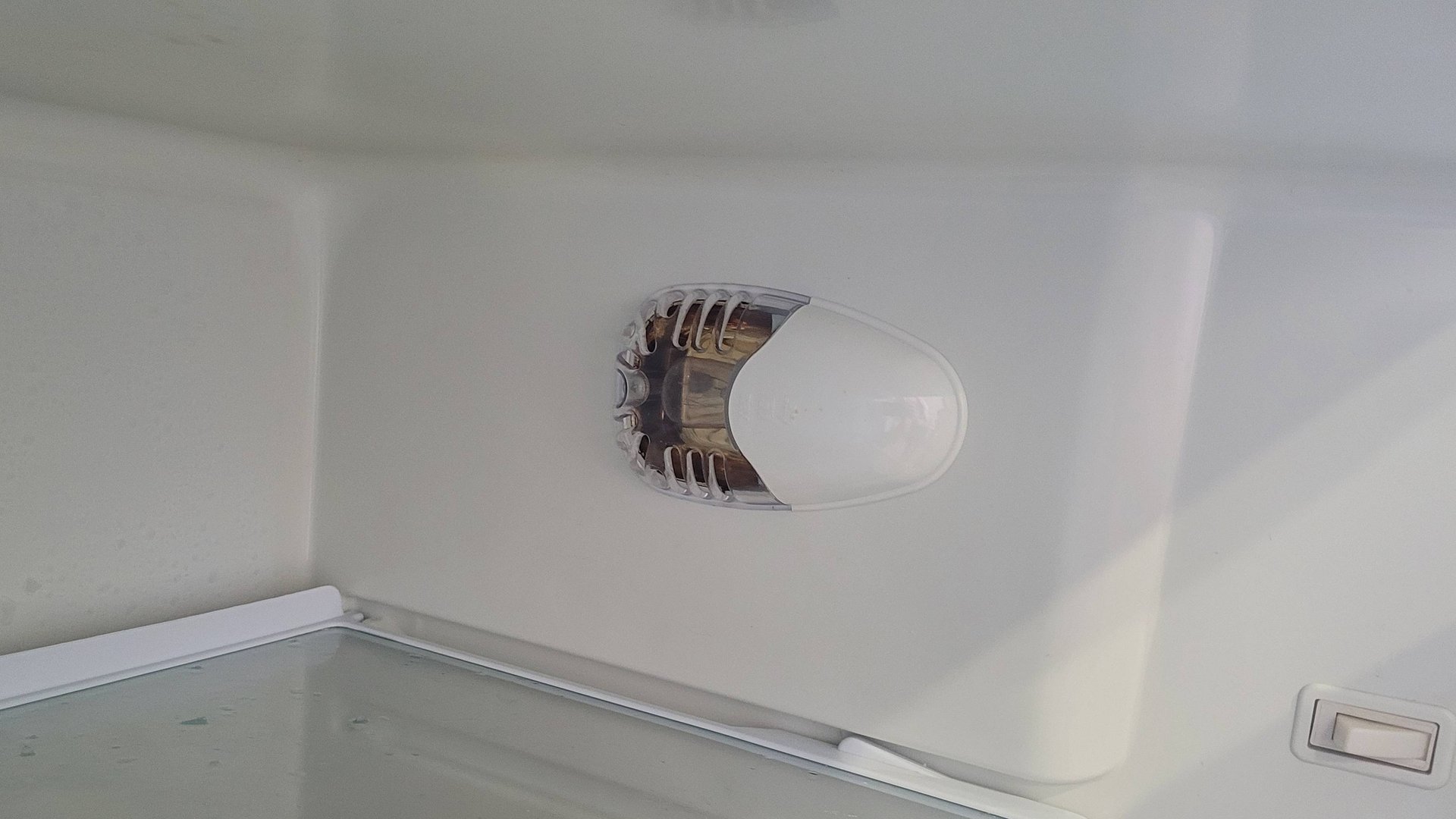 Как поменять лампочку в холодильнике атлант смотреть онлайн