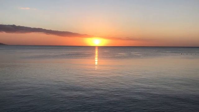 Рассвет 🌅 один из моментов когда Солнце 🌞 показывает своё сияние смотреть онлайн