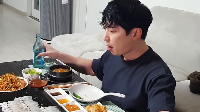 꼴뚜기회(호래기)에 술이 술술 들어가는 매직🦑 (Ft.회무침, 호래기라면) 혼술 먹방 Raw Baby squid MUKBANG ASMR EATINGSHOW смотреть онлайн