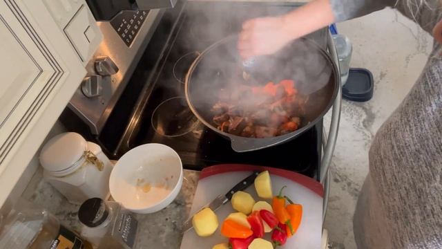 Мясо в казане с овощами. смотреть онлайн