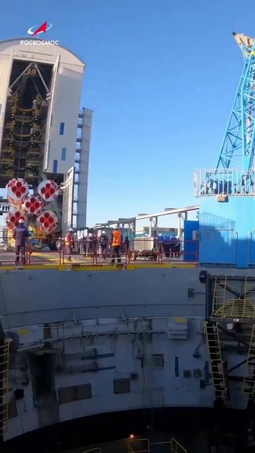 Вывоз и вертикализация ракеты «Союз» на космодроме Восточный смотреть онлайн