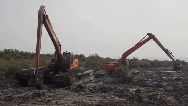 Tata Hitachi AM-210 amphibious Excavator at Uran смотреть онлайн