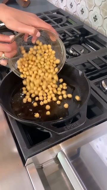 Smashed Chickpea Toast with Eggs! #shorts смотреть онлайн