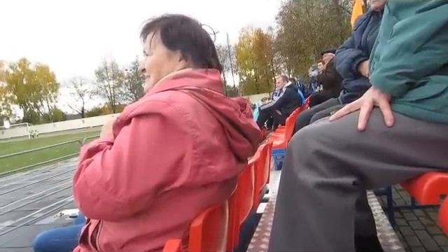 Бабушка из Узды болеет за команду внука в игре против Осиповичей смотреть онлайн