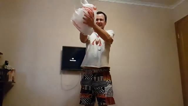 Чувак лопает пакет. смотреть онлайн