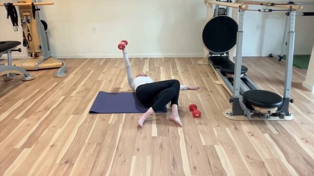 A different way of working with weight. Go for it! смотреть онлайн