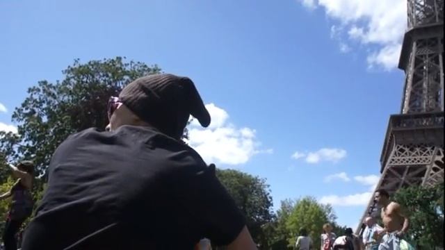 Париж   Пикник у Эйфелевой башни