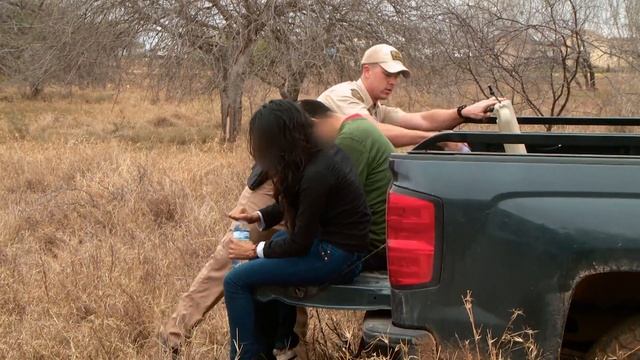Capturan A Inmigrantes Que Atravesaban Un Rancho | Guardianes De Texas | Animal Planet