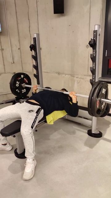 benching 225 lbs / 100 kg for reps - 167 lbs / 76 kg bodyweight смотреть онлайн