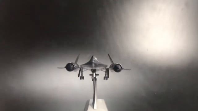 [유튜브 만물상] 미 공군 블랙버드 정찰기 SR-71 1:144 다이캐스트 합금 모형 смотреть онлайн