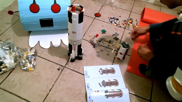 LEGO - NASA Apollo Saturn V Quick Build смотреть онлайн