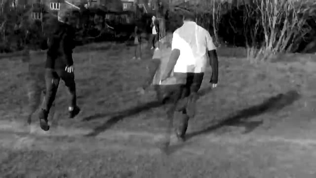 Surrounded: Director's Cut (Black & White Mix) смотреть онлайн