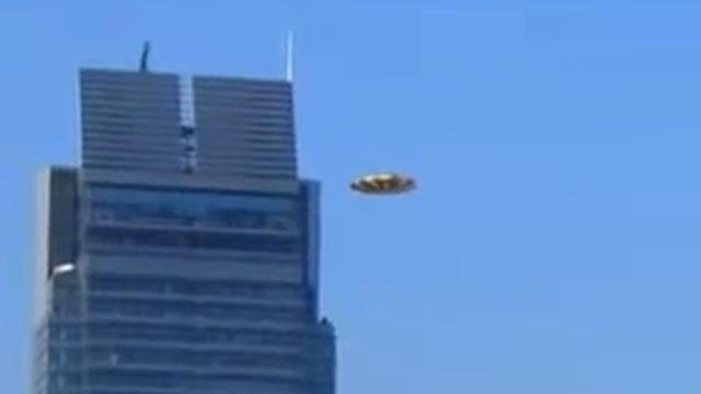 НЛО Завис возле здания в Китае смотреть онлайн
