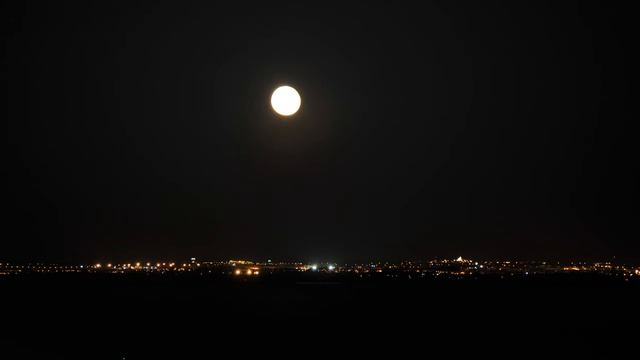 Moon rising in Lisbon opposite to Mars смотреть онлайн