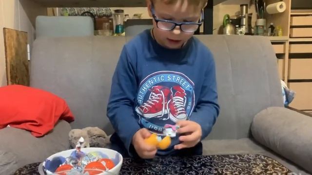 Еще одна распаковка киндер сюрпризов и других шоколадных яиц 🤩 смотреть онлайн