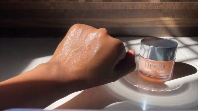 Clinique Review | Clinique Moisture Surge | aesthetic Skincare 2021 смотреть онлайн