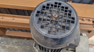 откатные электрические ворота с электромотором-редуктором и направляющей рейкой с концевым