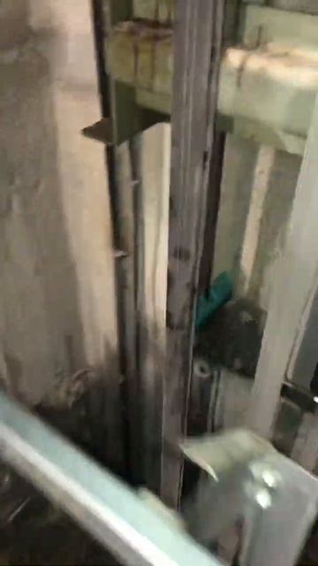 Лифт Schindler.Заменил вкладыши на противовесе и Масленки.