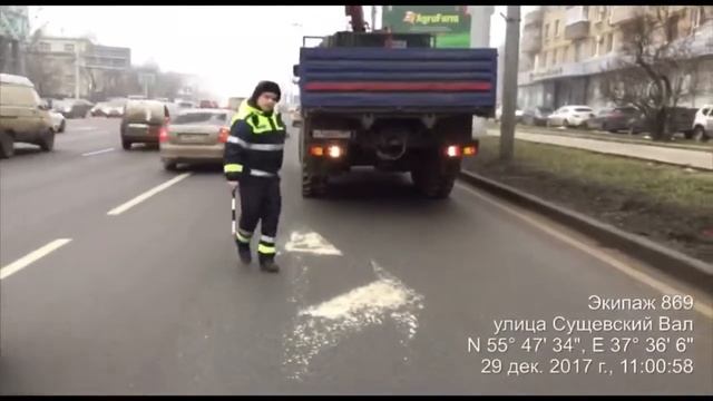 Переместили неисправный грузовой автомобиль, освободив проезд на ТТК. смотреть онлайн