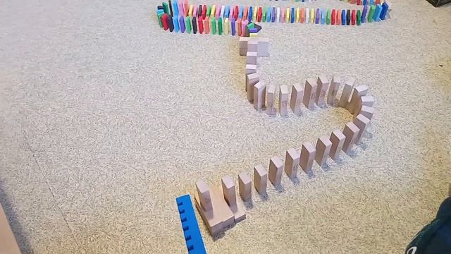 Очень большая башня из домино и ещё цветная дорога из цветных домино . Строил 2 часа . Ставь лайк👍♥ смотреть онлайн