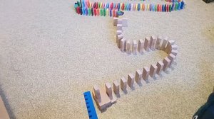 Очень большая башня из домино и ещё цветная дорога из цветных домино . Строил 2 часа . Ставь лайк👍♥