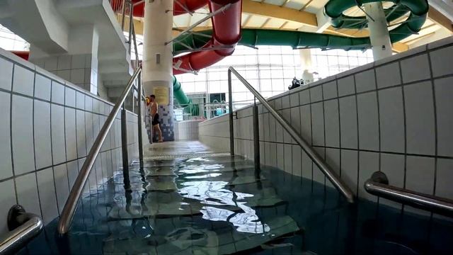 Zobacz jak wygląda Aquapark Zakopane i Termy Zakopiańskie z widokiem na Giewont смотреть онлайн