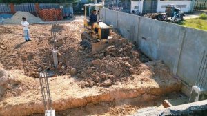 Строительство, засыпка фундамента