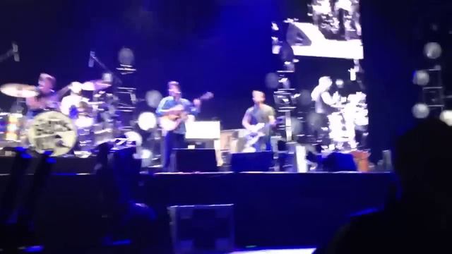 The Black Keys with John Fogerty covering The Weight смотреть онлайн